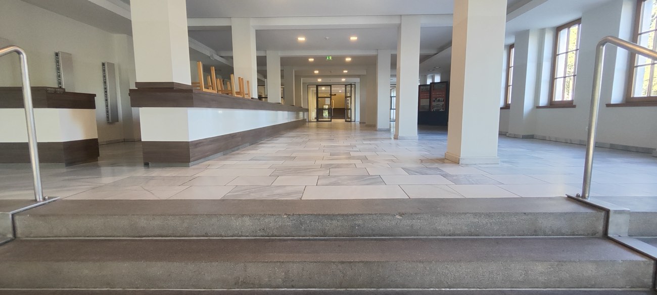 Das Foyer mit Blick zum Eingang