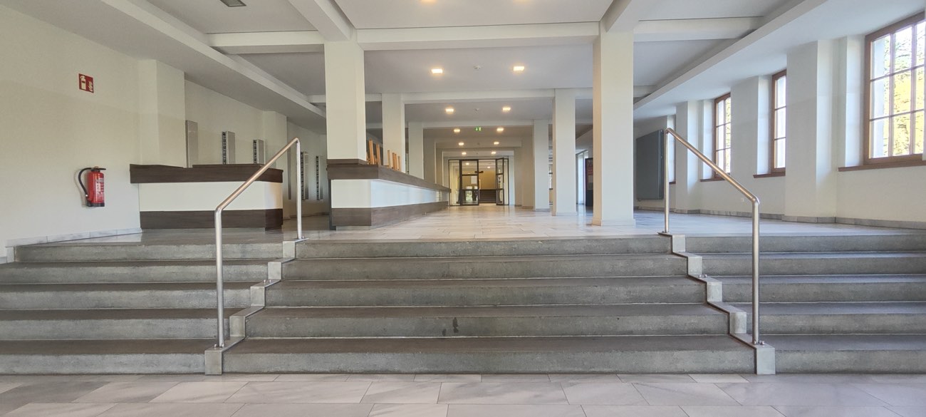 Die Treppe vom Foyer nach oben