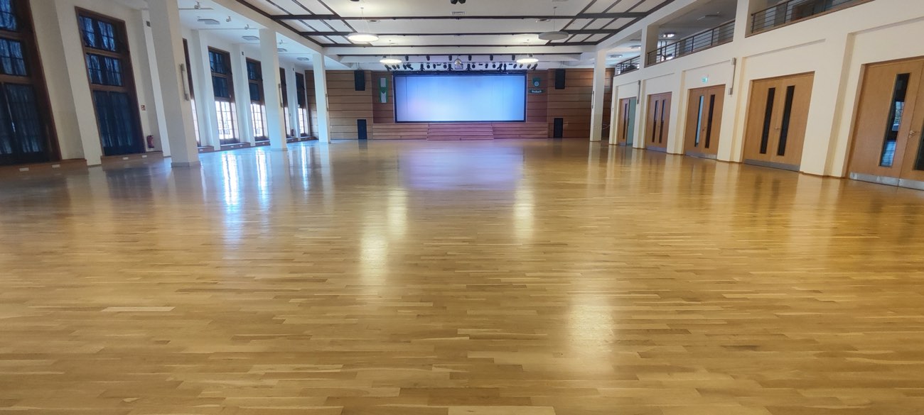 Der Saal mit Blick zur Bühne