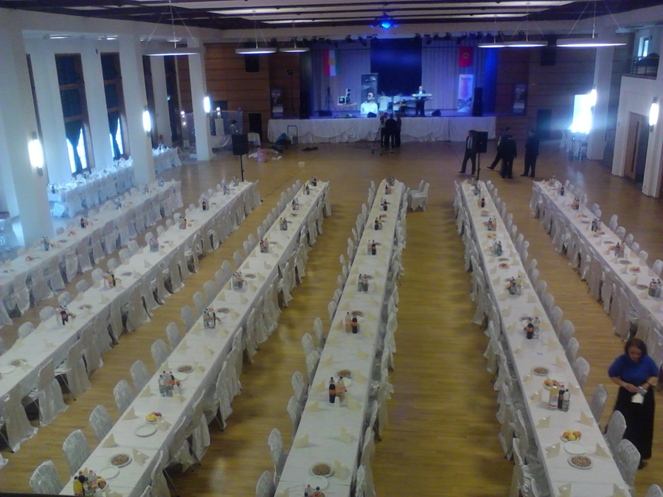 Der Saal mit langen, weiß eingedeckten Tafeln