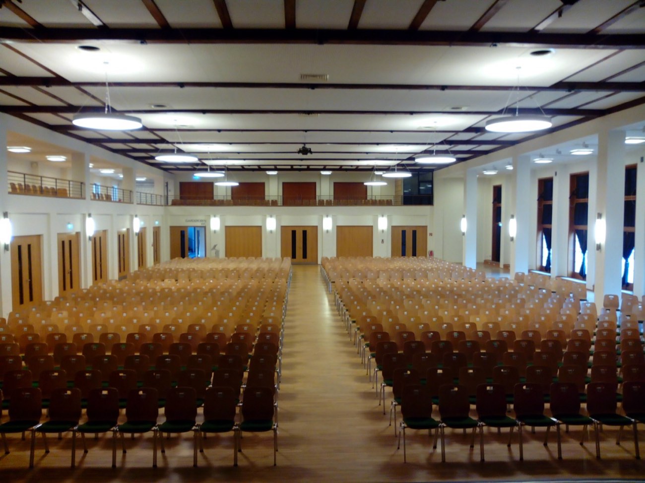 Der Saal von hinten über die Stuhlreihen