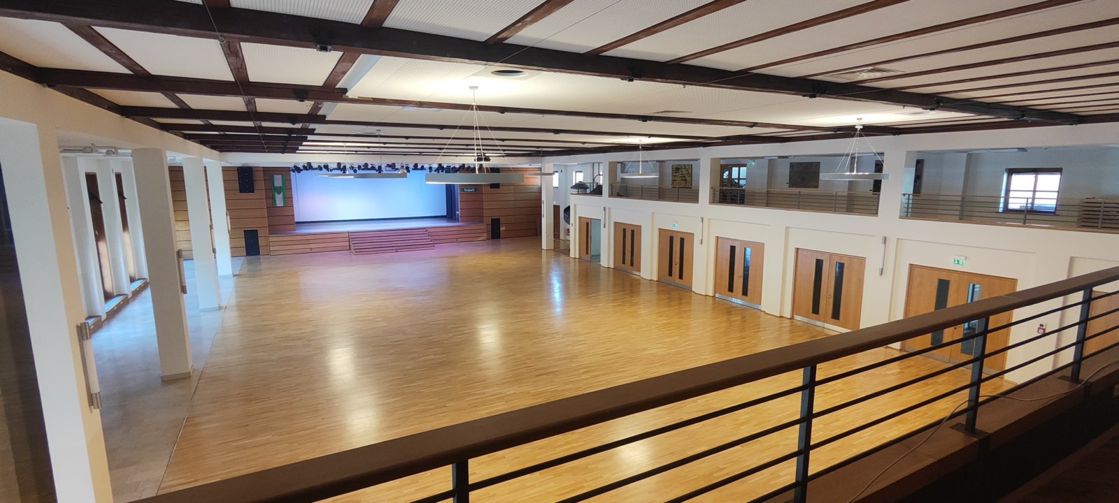 Blick von der Empore in den Saal des Klubhauses