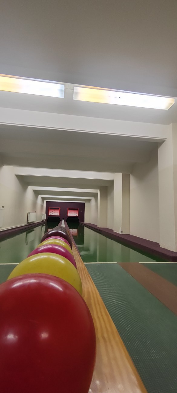 Blick die Kegelbahn entlang