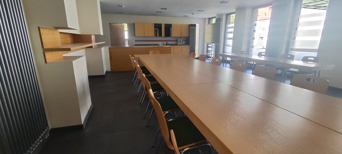 Die lange Tafel in der Saaltheke