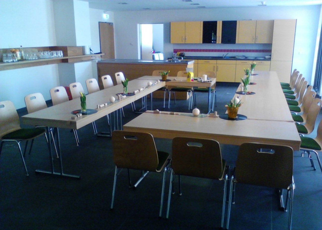 Die Saaltheke mit einer U-förmig gestellten Tafel