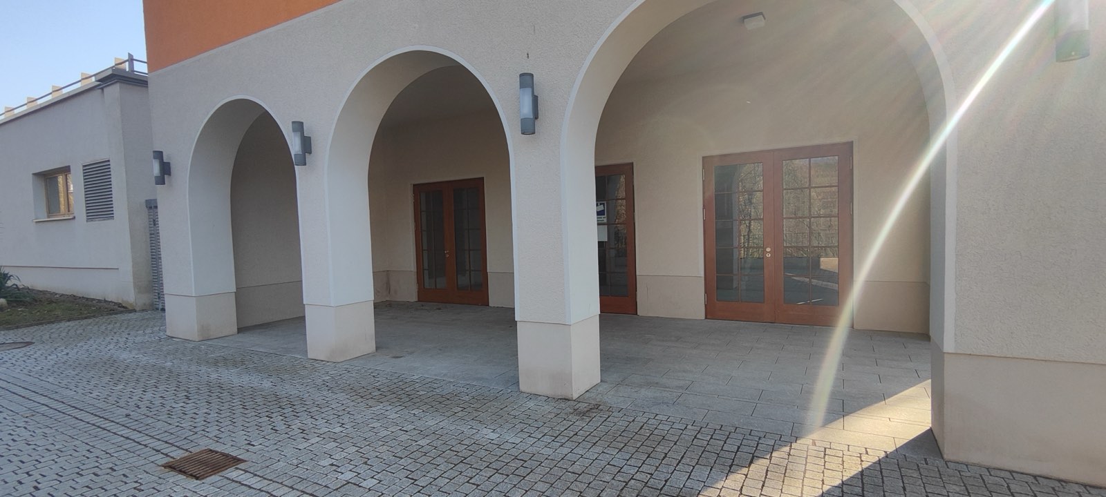 Der überdachte Gang vor dem Klubhaus