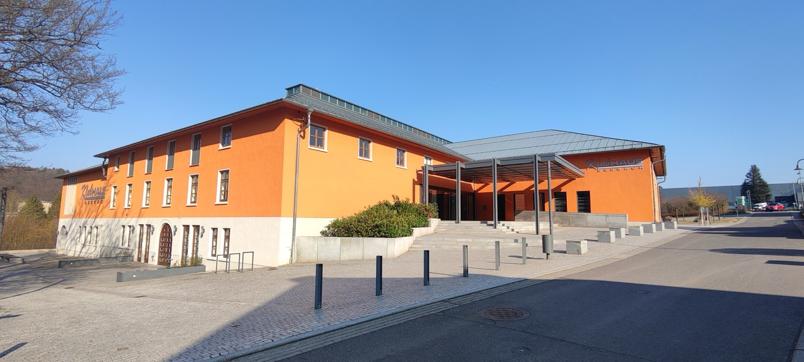 Das Klubhaus Seebach von der Seite