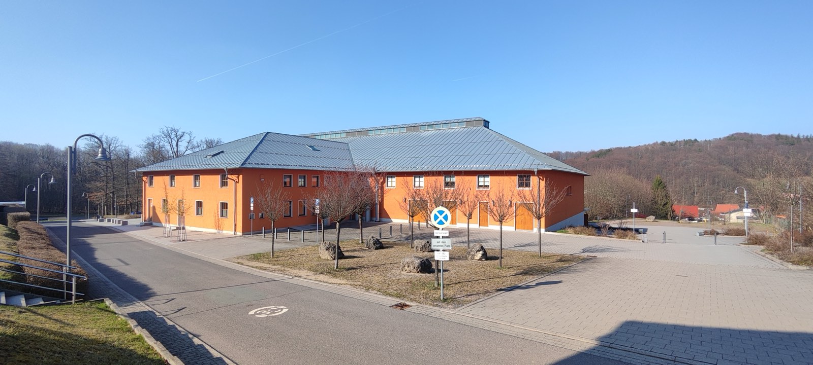 Das Klubhaus Seebach von der Strasse aus gesehen