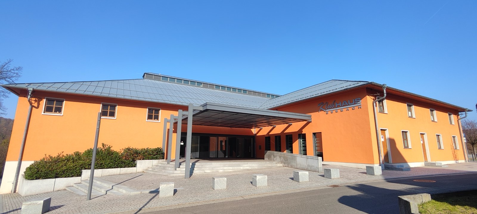 Das Klubhaus Seebach von aussen mit dem Haupteingang