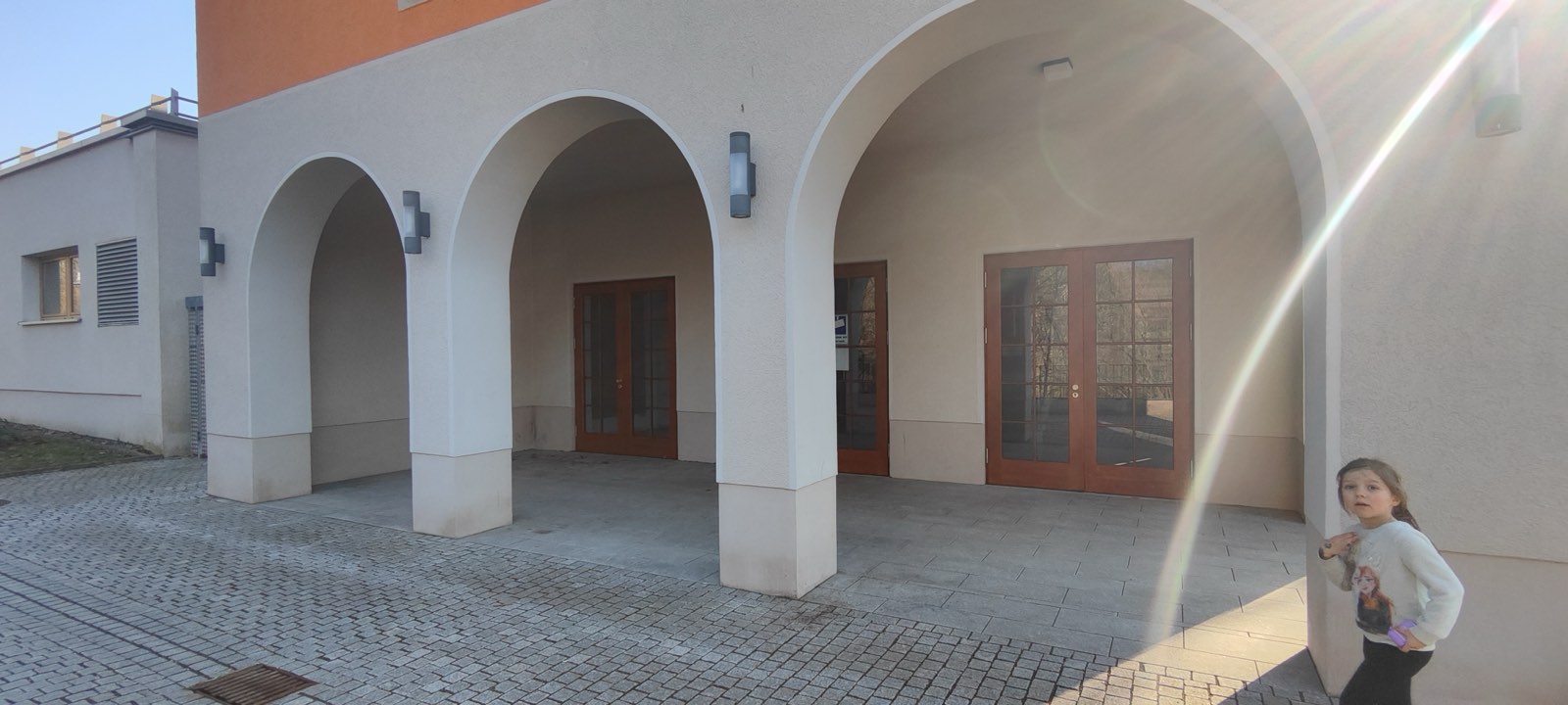 Die Arkaden an der Vorderseite des Klubhauses