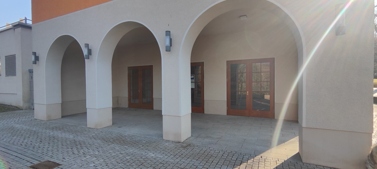 Die Arkaden an der Vorderseite des Klubhauses