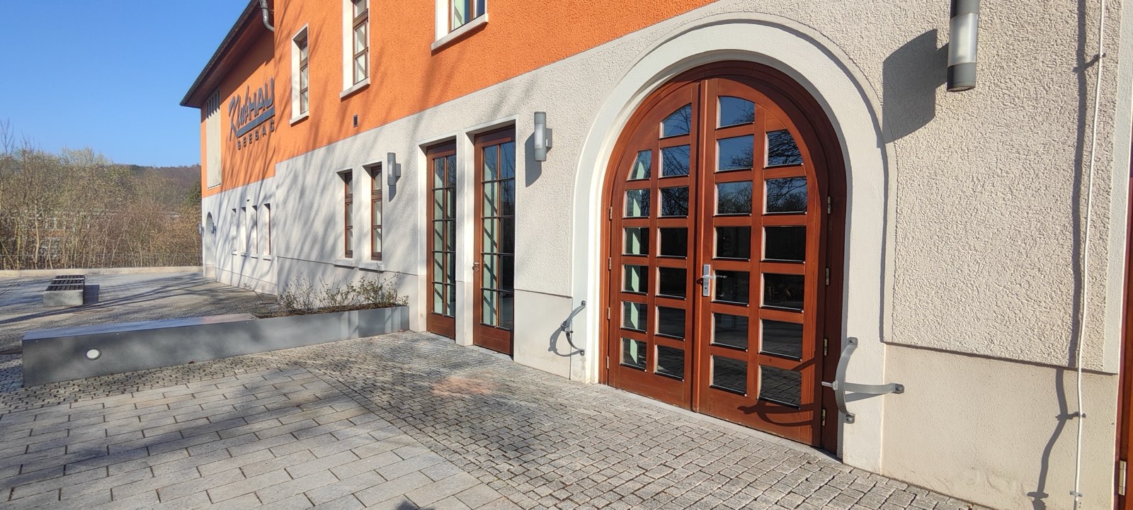 Der Eingang des Klubhauses Seebach