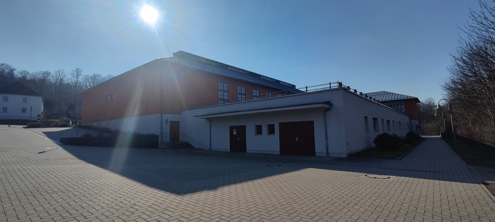 Der Platz hinter dem Klubhaus