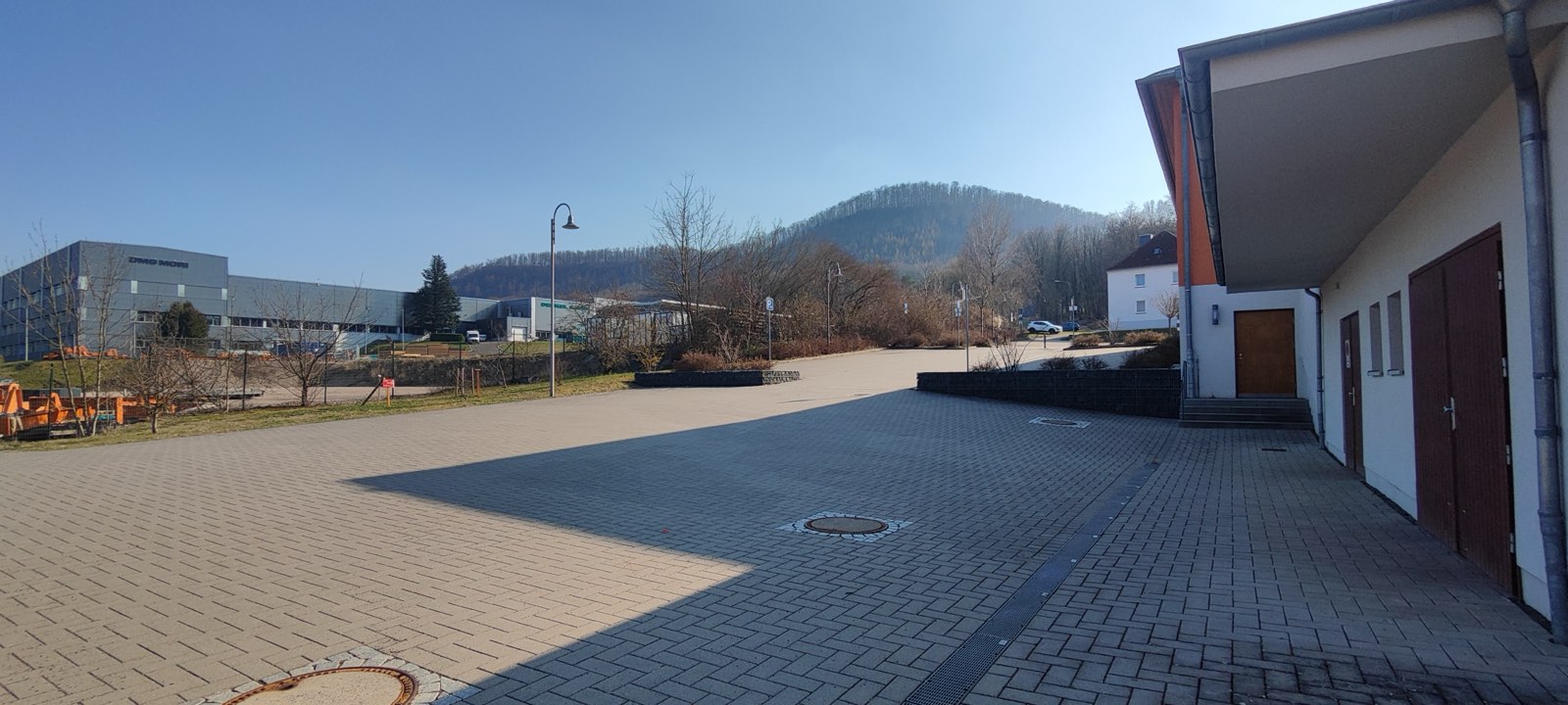 Der Parkplatz vor dem Klubhaus